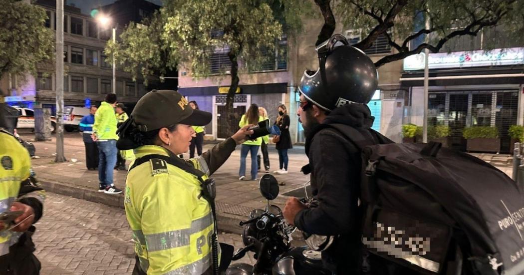 Policias dando instruciones