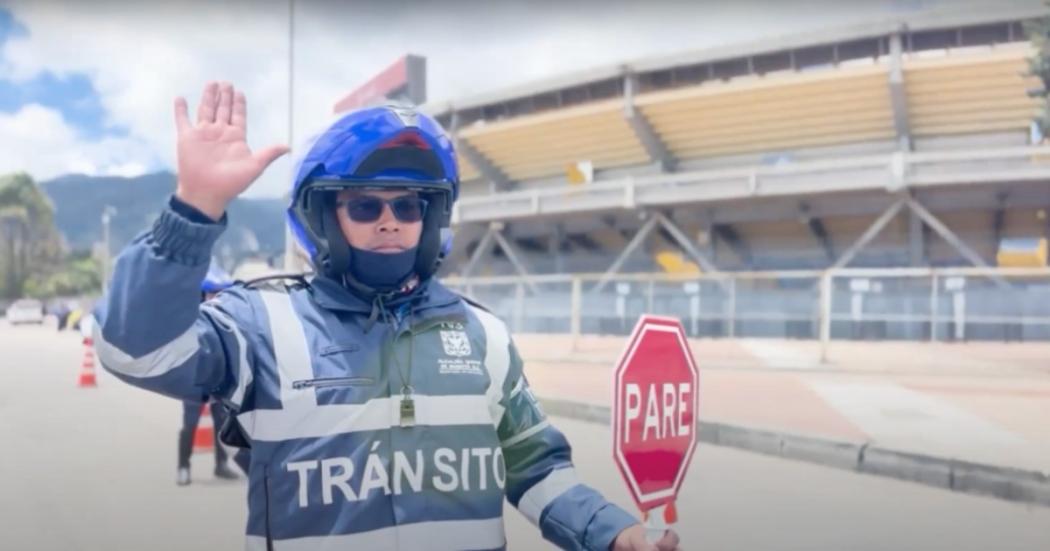 agente de transito con paleta de pare