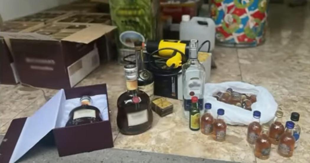 Policía allanó fábrica ilegal donde adulteraban licor de marca en Kennedy