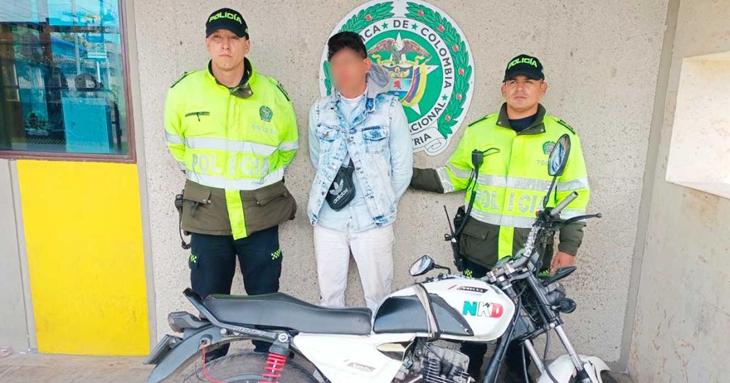 Con monitoreo de cámaras Policía capturó a hombre por hurtar una moto