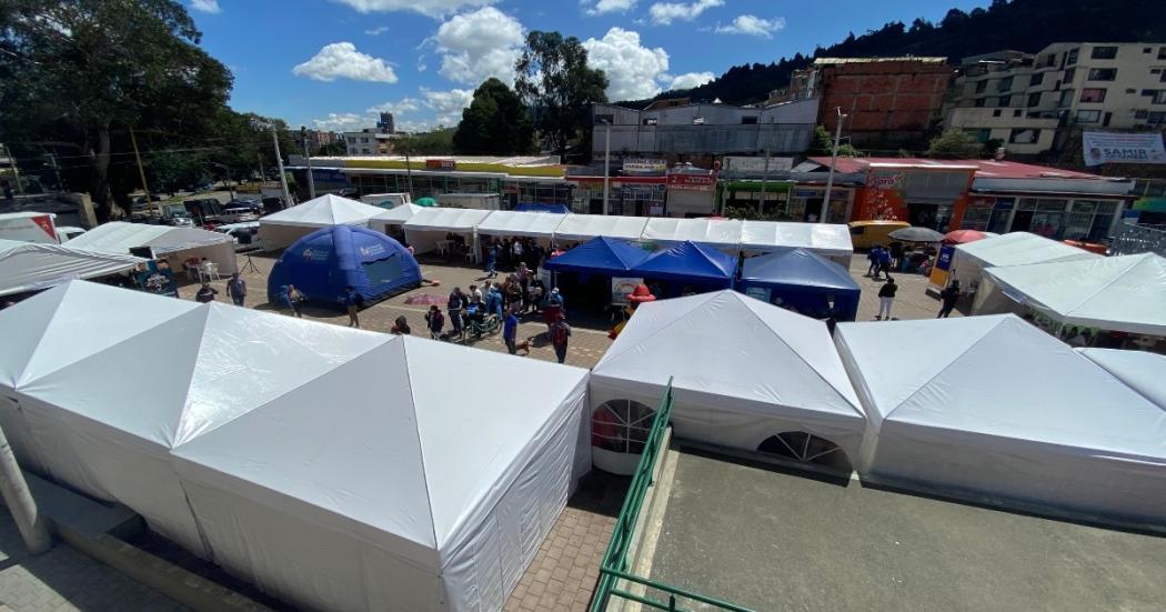 Carpas en una plaza para una feria de supercade