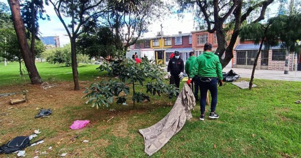 Personas recogiendo basura en parque de Bogota 