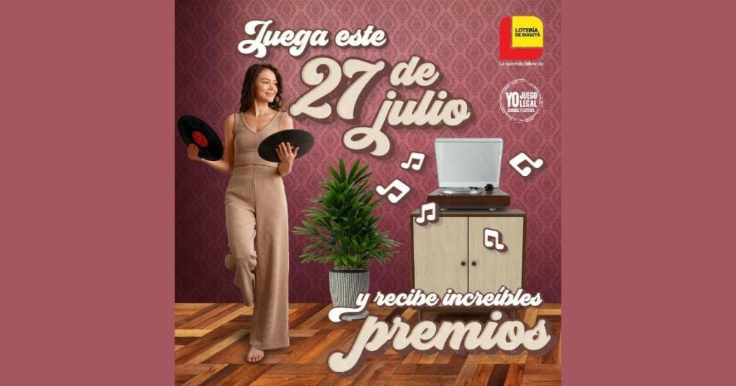 mujer con discos de vinilo