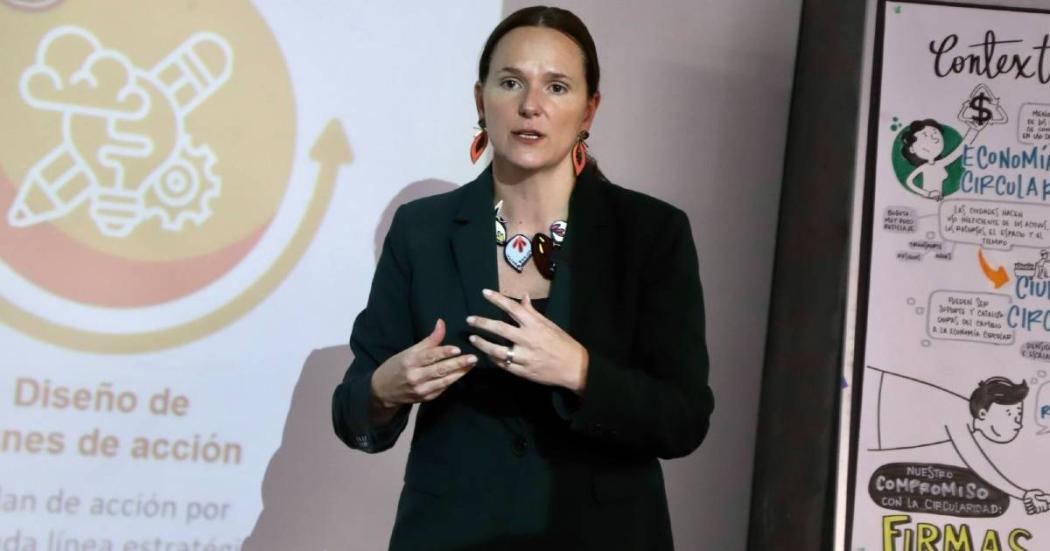 Mujer haciendo presentacion en publico