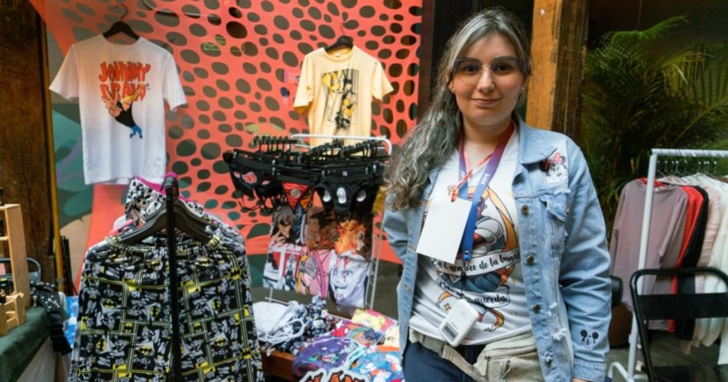 Emprendedora en el en stand de camisetas