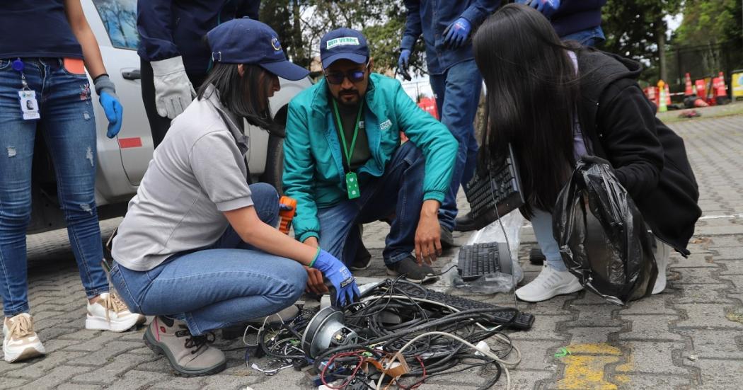 tres personas reciclando material metalico