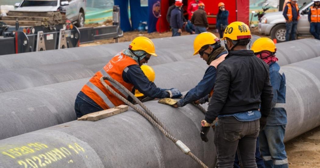 Hincado de pilotes que soportarán el viaducto de la Línea 1 del Metro