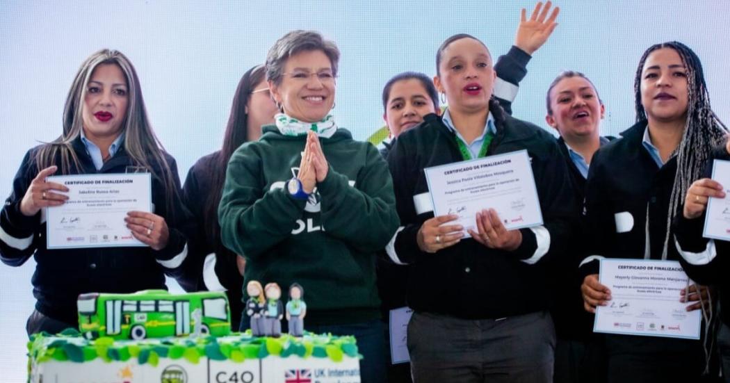 Mujeres siendo reconocidas