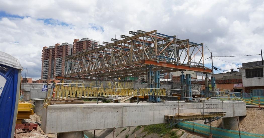 Con el izaje de vigas avanza construcción de puente en la avenida 68