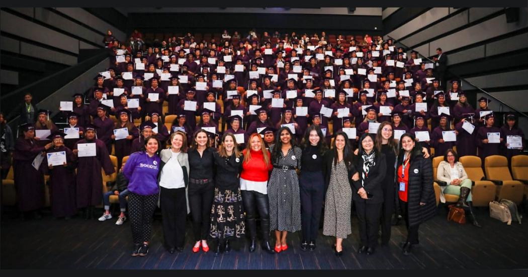 173 mujeres se graduaron de bachillerato en las Manzanas de Cuidado 