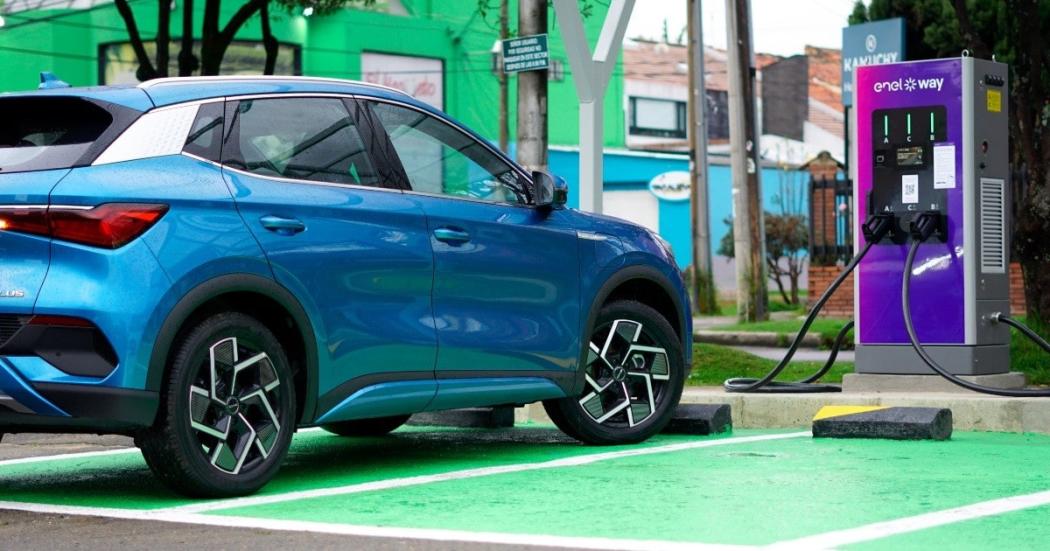 Bogotá estrena red de cargadores públicos para carros eléctricos 