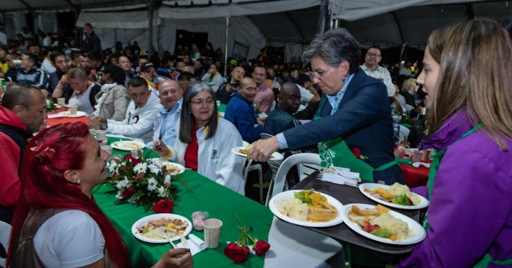 Alcaldesa y su gabinete celebraron cena navideña para 1.200 habitantes.