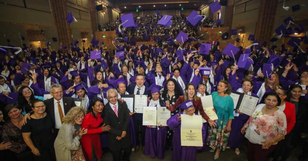 550 personas que estudiaron en Manzanas del Cuidado se graduaron de bachillerato