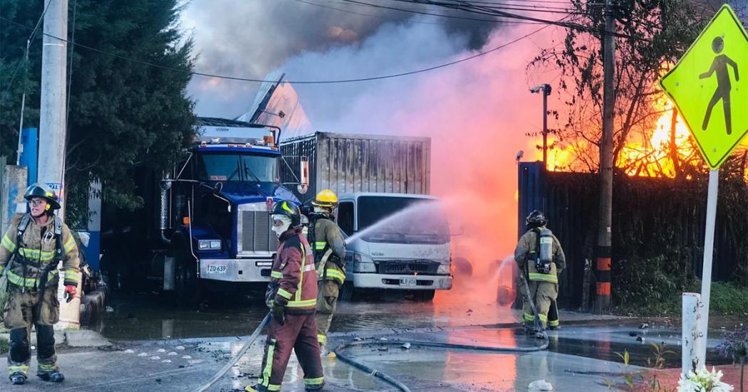 Bomberos controlan incendio en fábrica ubicada en el km 2.5 vía Siberia - Cota