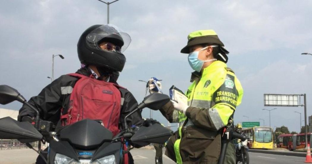 Un domiciliario en un puesto de control de la Policía