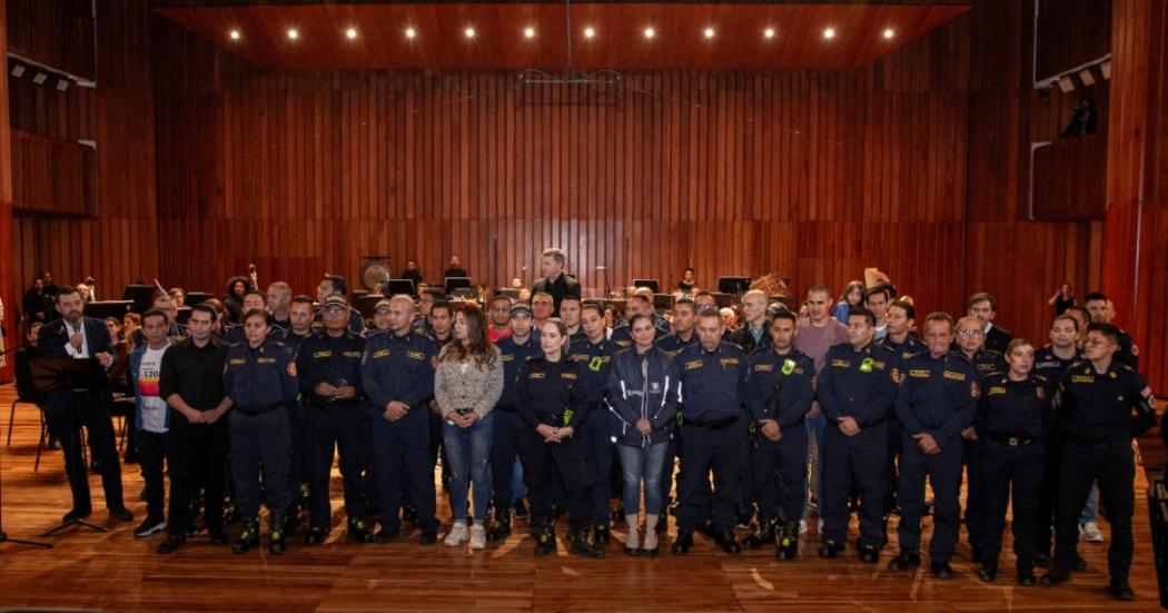 El alcalde Carlos Fernando Galán en el concierto de homenaje a los bomberos.