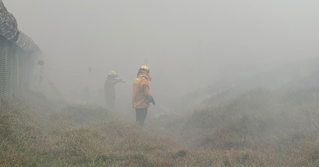 Bomberos controlan incendio forestal en la carrera 97 C con calle 49 sur