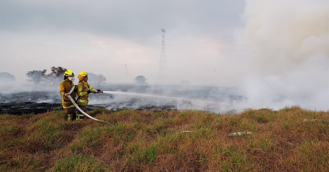 Bomberos trabajan en controlar incendio en la calle 49 sur con carrera 98B