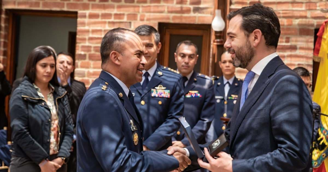 Galán recibe grado de Teniente de la Reserva de la Fuerza Aeroespacial