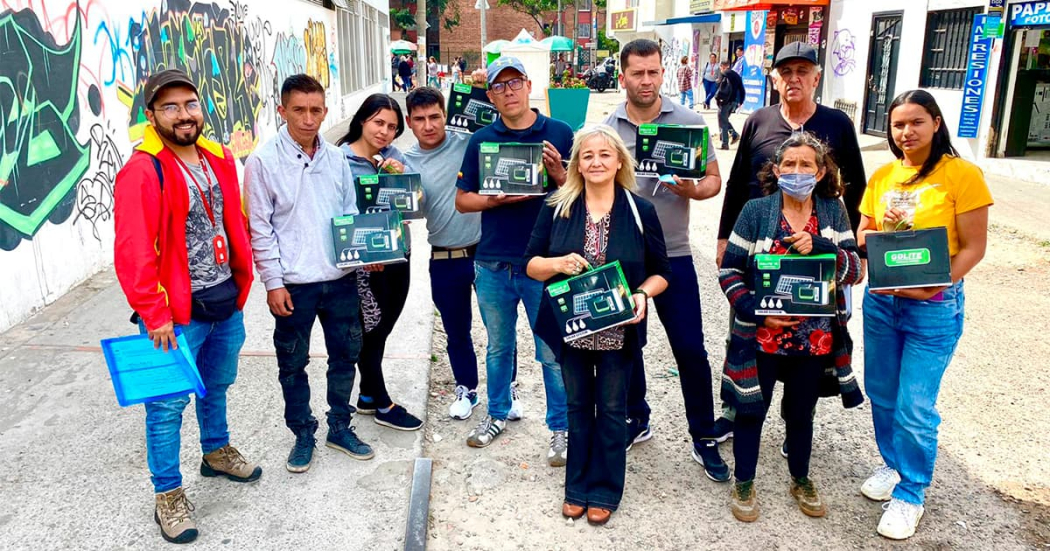 La Alcaldía Local de Kennedy entregó kits solares a vendedores informales