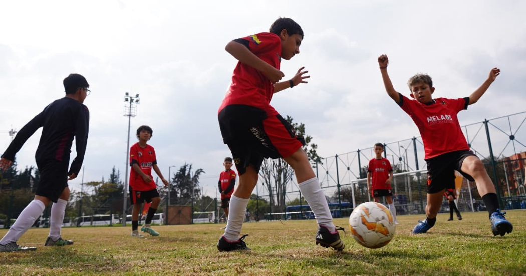 Bogotá estrena campos de fútbol y tenis: 35 mil personas beneficiadas