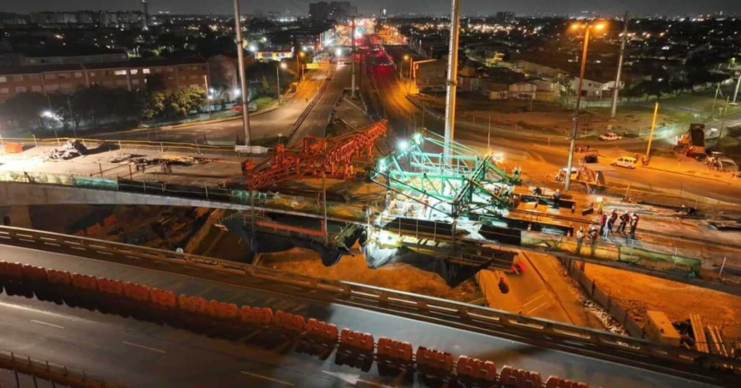 Construcción de estructura del puente de av Primero de Mayo con av 68