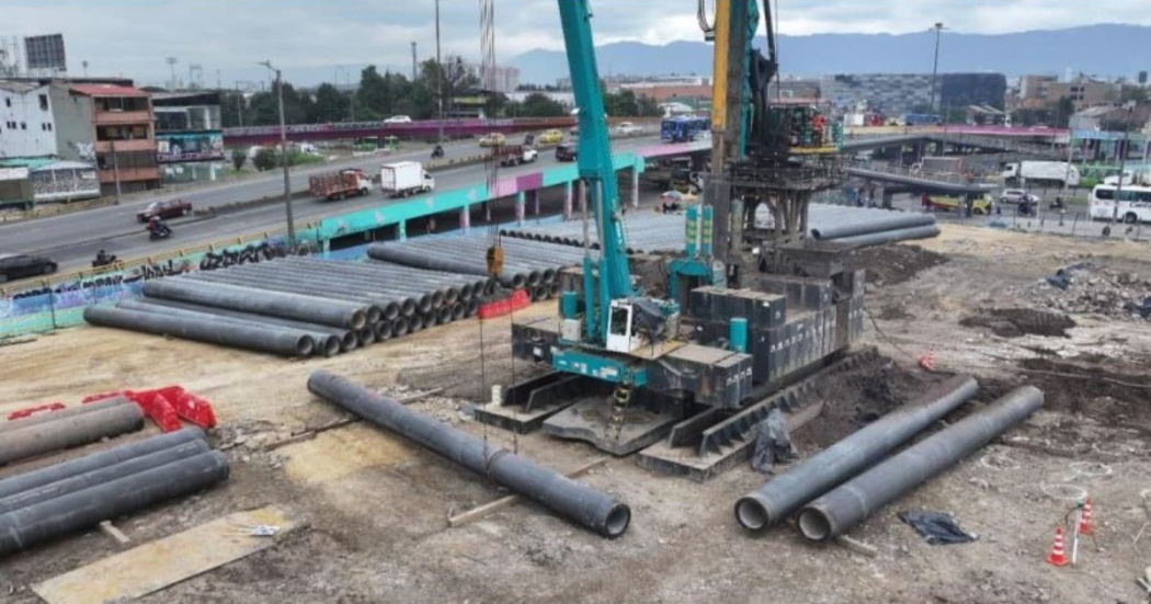 Construcción del viaducto del Metro de Bogotá en la av Primero de Mayo