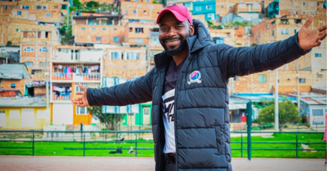 El hombre afro que lleva la esperanza de un mejor futuro de la mano del deporte