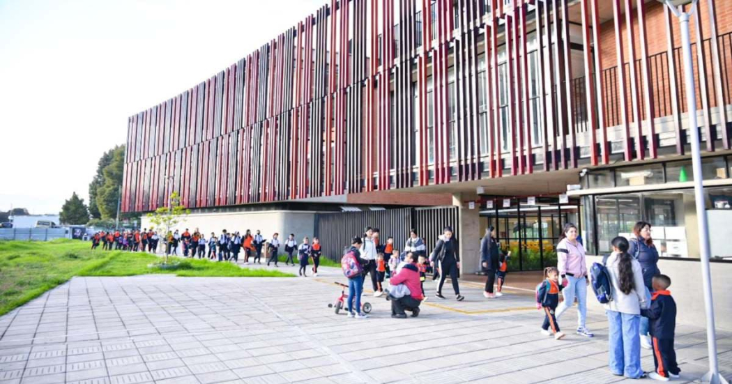 Alumnos de colegios distritales de Bogotá regresan a clases 8 de julio