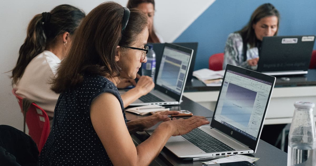 Curso gratis en Bogotá: prevenir las violencias digitales para mujeres