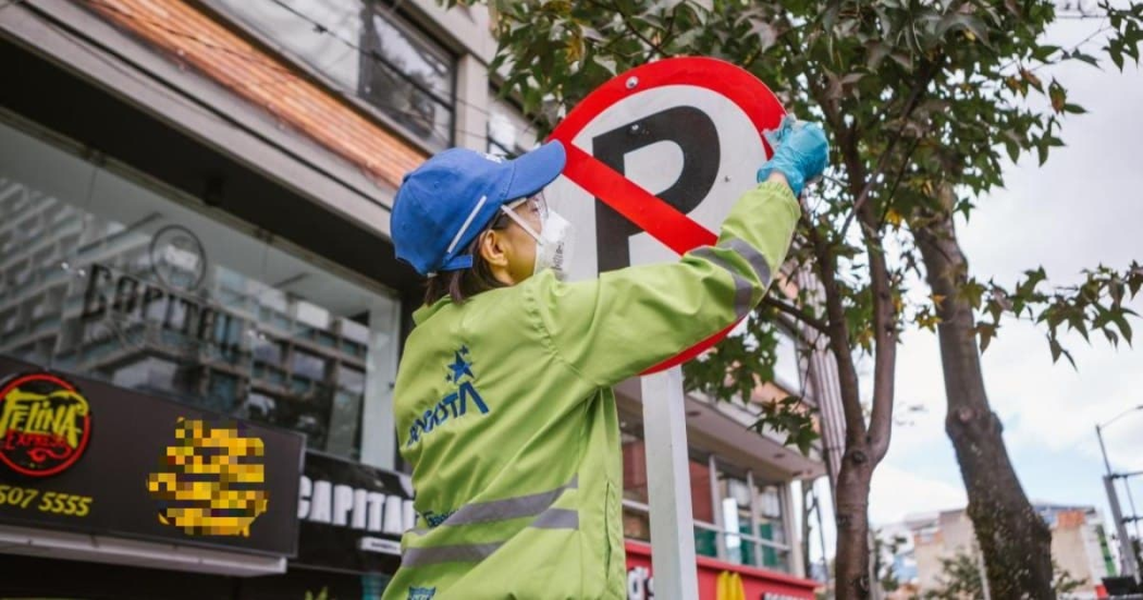 Cumpleaños de Bogotá: gran jornada de limpieza de señales de tránsito 