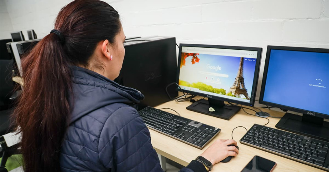 Cursos gratuitos en Bogotá: habilidades digitales para mujeres