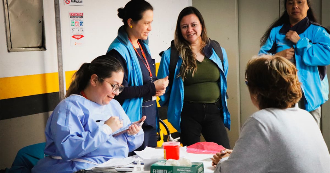 Mujeres en Bogotá: éxito en jornada de servicios y donación 