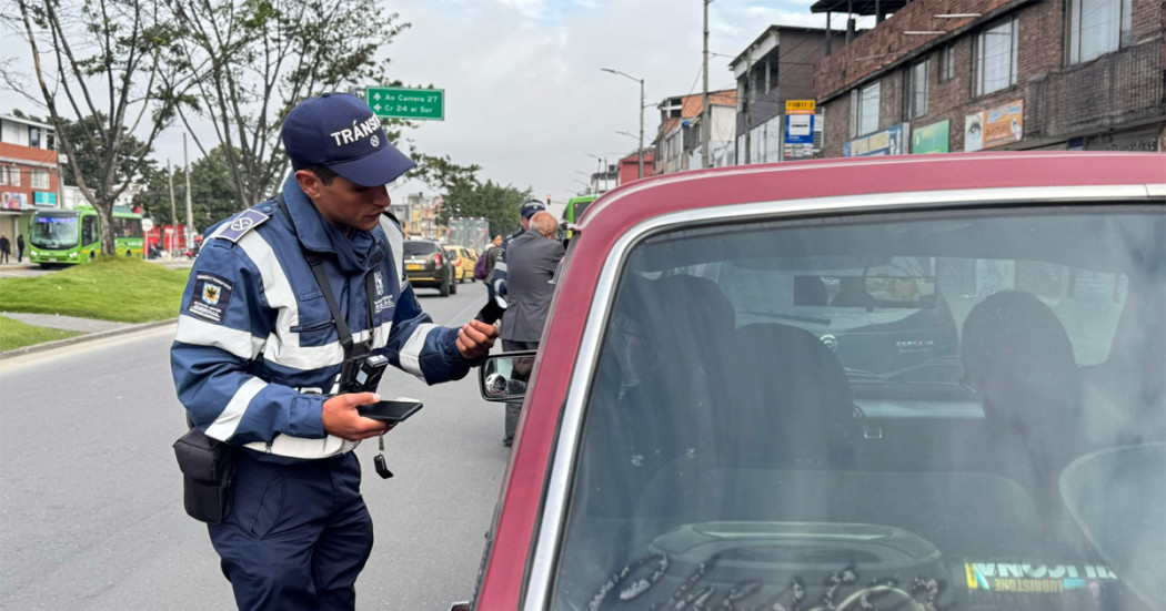 Agente de tránsito haciendo control