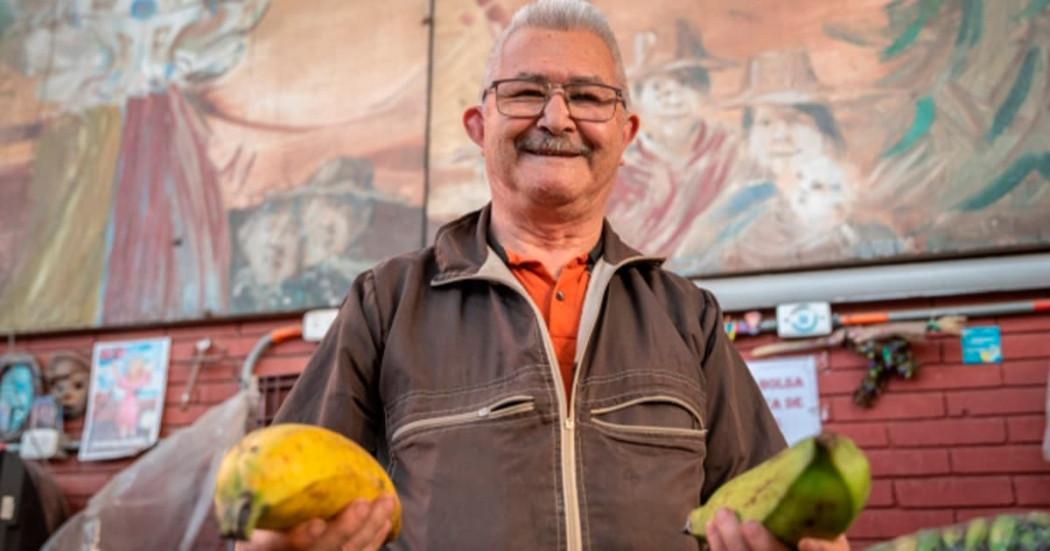 Conoce la historia de Carlos quien hace de la Plaza 20 de Julio su casa