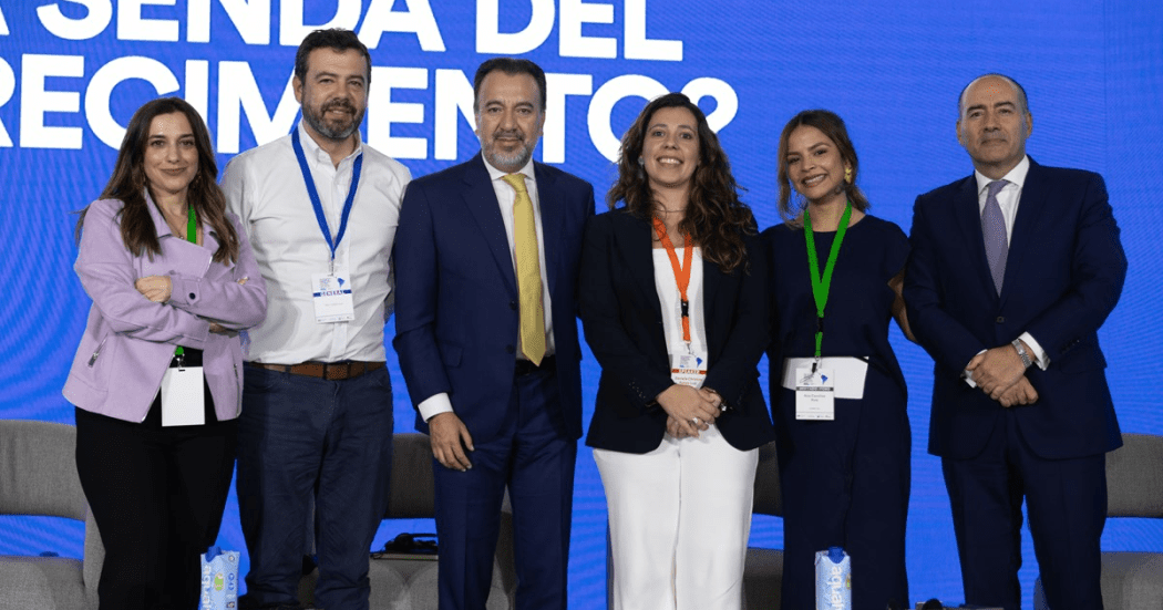 Foro Económico Internacional CAF en Ciudad de Panamá participó Galán