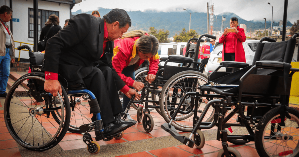 Personas con discapacidad reciben dispositivos de asistencia en Bogotá