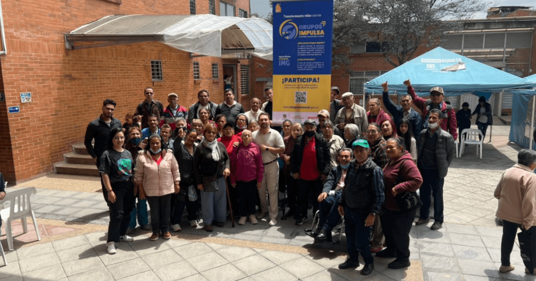 Alfabetización digital en Bogotá a personas mayores con grupo impulsa