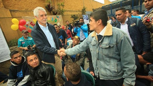 Alcalde con jóvenes rescatados del Bronx - Foto: Prensa Alcaldía Mayor / Diego Bauman 