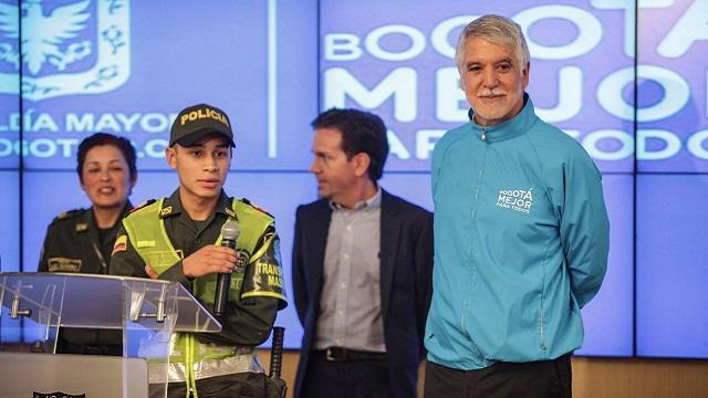 Reconocimiento a auxiliar bachiller - Foto: Prensa Alcaldía Mayor / Camilo Monsalve