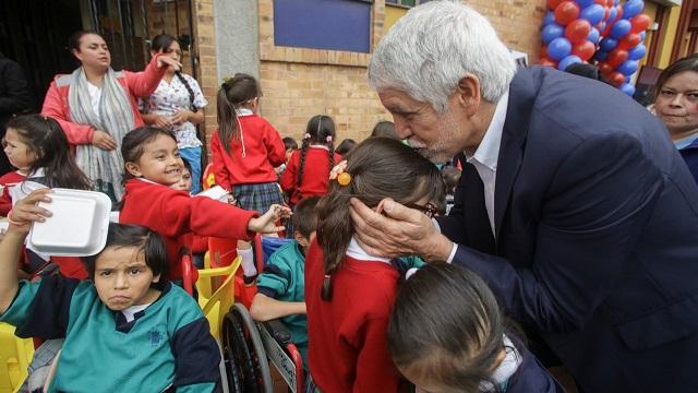 Alcalde con estudiantes - Foto: Prensa Alcaldía Mayor 