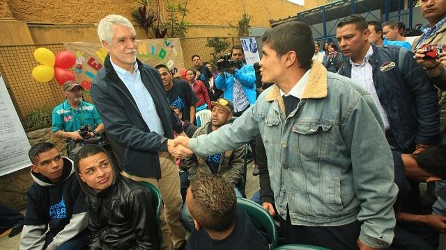 Alcalde en centro de atención La Rioja - Foto: Prensa Alcaldía Mayor de Bogotá / Diego Bauman