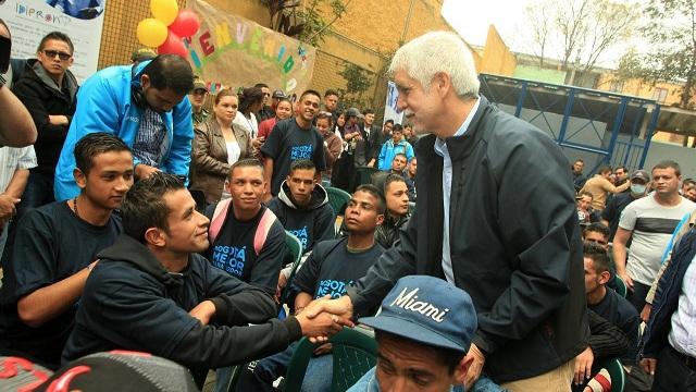 Alcalde con jóvenes de Centro La Rioja - Foto: Prensa Alcaldía Mayor / Diego Bauman