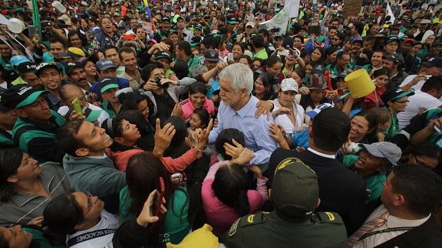 Alcalde con recicladores en la Plaza de Bolívar - Foto: Oficina de Prensa Alcaldía Mayor