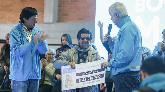 Entrega de dinero a familia en alto riesgo - Foto: Oficina de Prensa Alcaldía Mayor / Camilo Monsalve