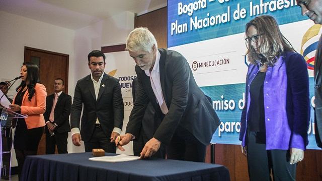 Firma construcción colegios Jornada Única - Foto: Prensa Alcaldía / Camilo Monsalve