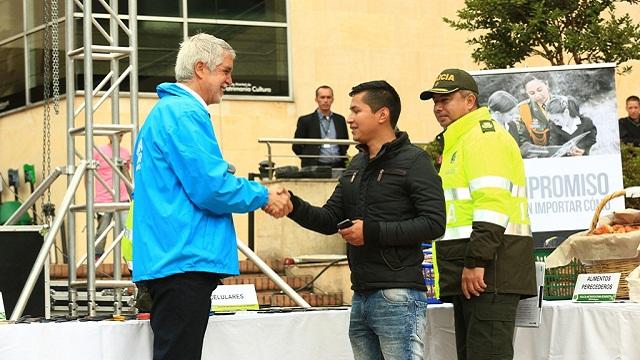 Entrega celular recuperado - Foto: Prensa Alcaldía / Diego Bauman 