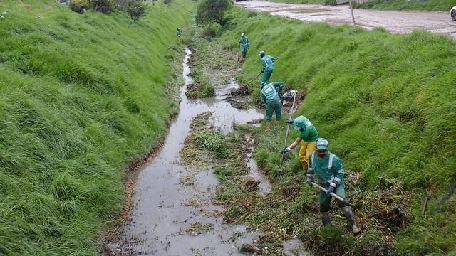 Más de 2.000 metros cúbicos de residuos menos en los canales de agua. Foto: Aguas de Bogotá.