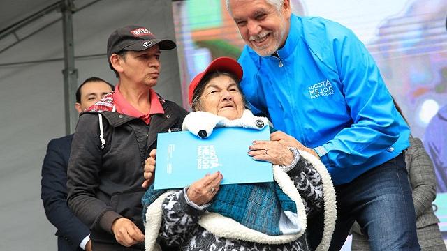 Entrega de Títulos. Foto: Alcaldía Mayor