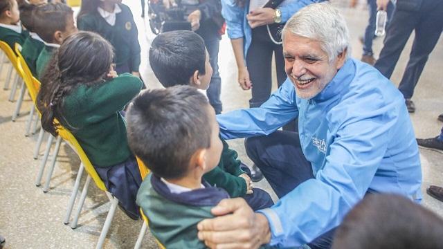 Alcalde con estudiantes - Foto: Prensa Alcaldía Mayor 